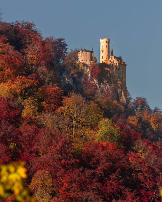 Schloss Lichtenstein im bunten Herbstlaub