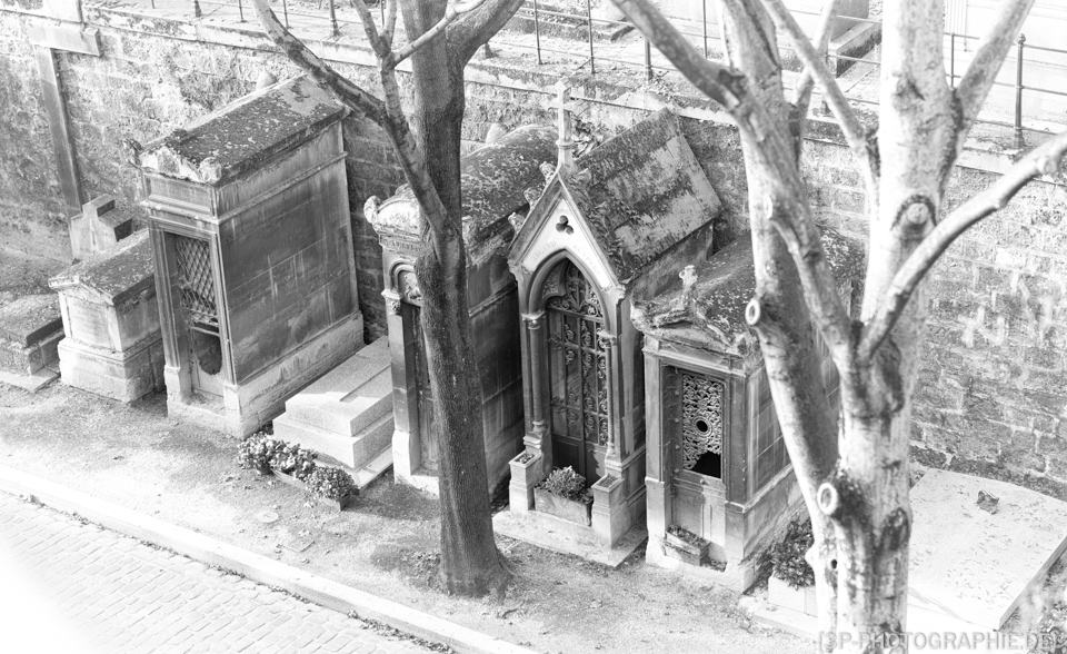 Paris Montmartre Streetlife und Architektur in schwarz-weiss